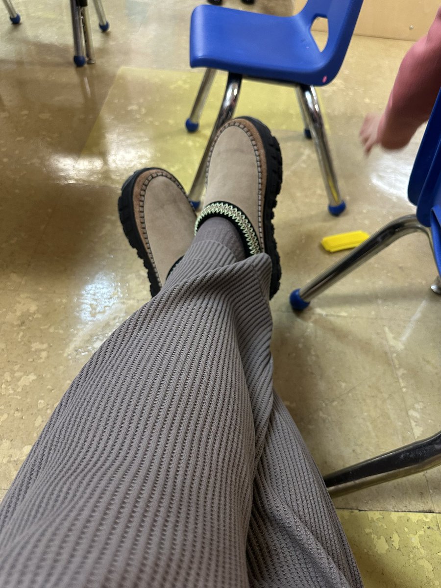 TheQueen_Val's tweet image. Last Friday of work 😁 Building a fire house with a few of my students while the others build a lighthouse with my Assistant Teacher #LightUnit #PreK #FunDay #EducationForAll #TeachingLife 📚 🧸 ✏️ 🖍️