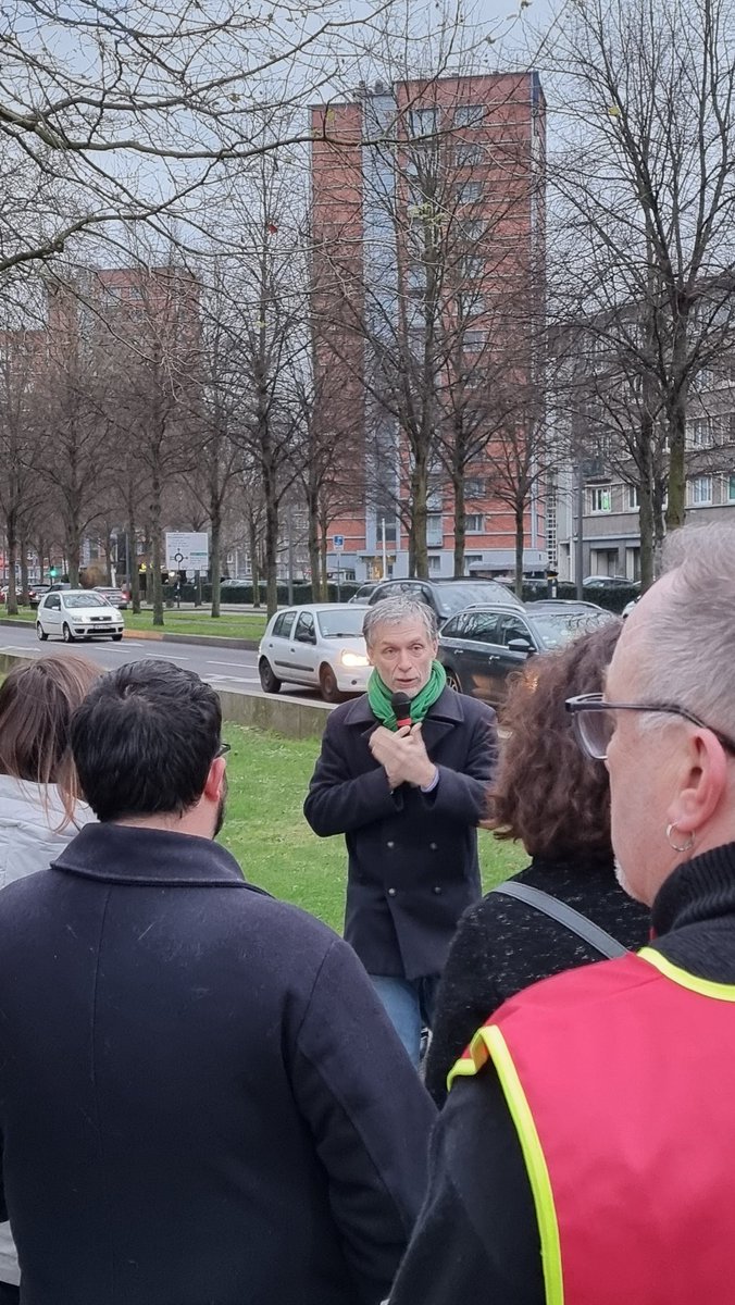 🚇 Nous nous sommes rendu•es devant la <a href="/MetropoleLille/">Métropole Européenne de Lille</a> pour dire notre indignation face au service rendu par <a href="/ilevia_metro/">ilévia Métro</a>.

30 heures de perturbation comptabilisées par <a href="/mobilille_/">MobiLille</a> ces dernières semaines 🤯

C'est indigne d'un service public.