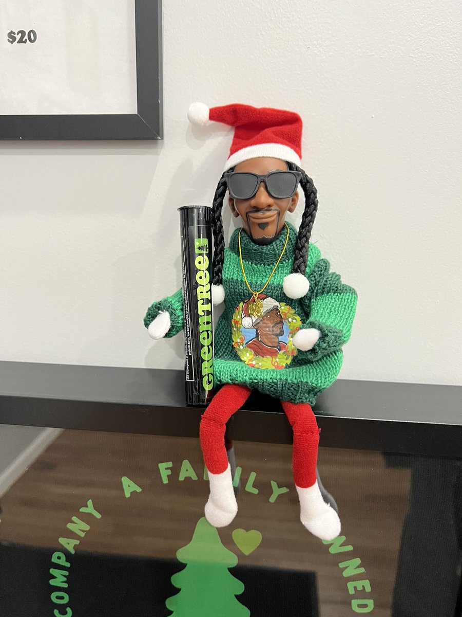 greentreerelief's tweet image. 🎄✨ Snoop on a Stoop is in the house! ✨🎄

Rocking a fresh Christmas sweater and one of our pre-rolls, he’s making sure the holidays stay merry, bright, and lit.
Stop by our Reading store and say hi! 💨🎅

#SnoopOnAStoop #CannabisChristmas #StayElevated