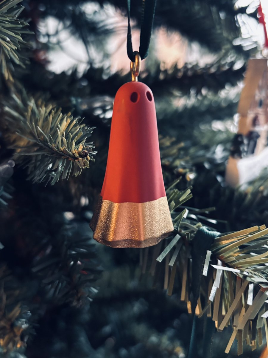 New Christmas episode of Time between Times is available.
Ghosts of Christmas Past features a few spooky real ghost stories from around the Uk. All these ghosts are usually seen on Christmas Day . I hope you enjoy 
<a href="/danny_robins/">Danny Robins</a> <a href="/jourdemayne/">Deborah Hyde 🇺🇦</a> <a href="/delythbadder/">Dr Delyth Badder</a>
open.spotify.com/episode/7JFFne…