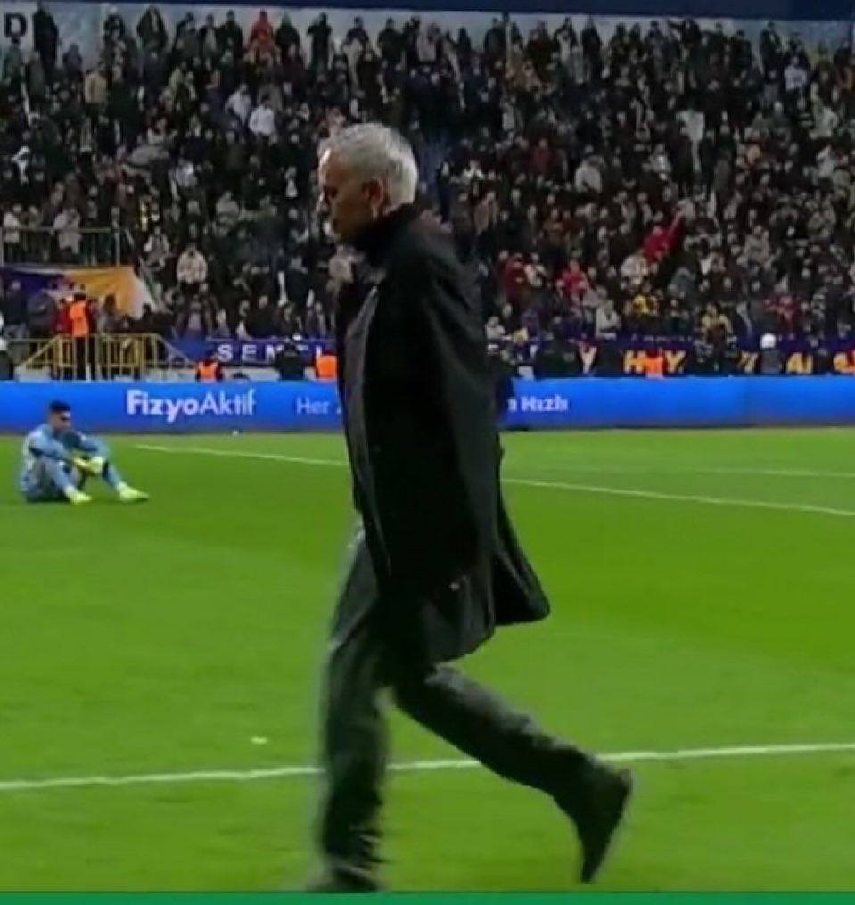 galagundemcom's tweet photo. Zuahahahahahahah 😂😂😂😂 #FenerinMaçıVar #Fenerbahçe #jose #Mourinho https://t.co/YEg6P0v1Ma