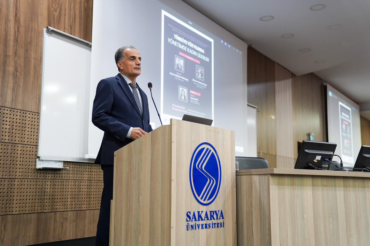 📌Üniversitemizde gerçekleştirdiğimiz “Türkiye Yüzyılında Yönetimde Kadın Liderler” söyleşisinde, öğrencilerimizle bir araya gelerek liderlik, yöneticilik ve eğitim konularındaki değerli tecrübelerini paylaşan Afyon Valisi Sayın Doç. Dr. Kübra Güran Yiğitbaşı’na ve Aile ve Sosyal