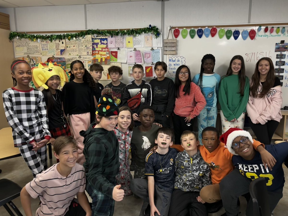 MrsAJargilo's tweet photo. Merry Christmas! Have a wonderful break! 🎄 https://t.co/yILvtoE2qM
