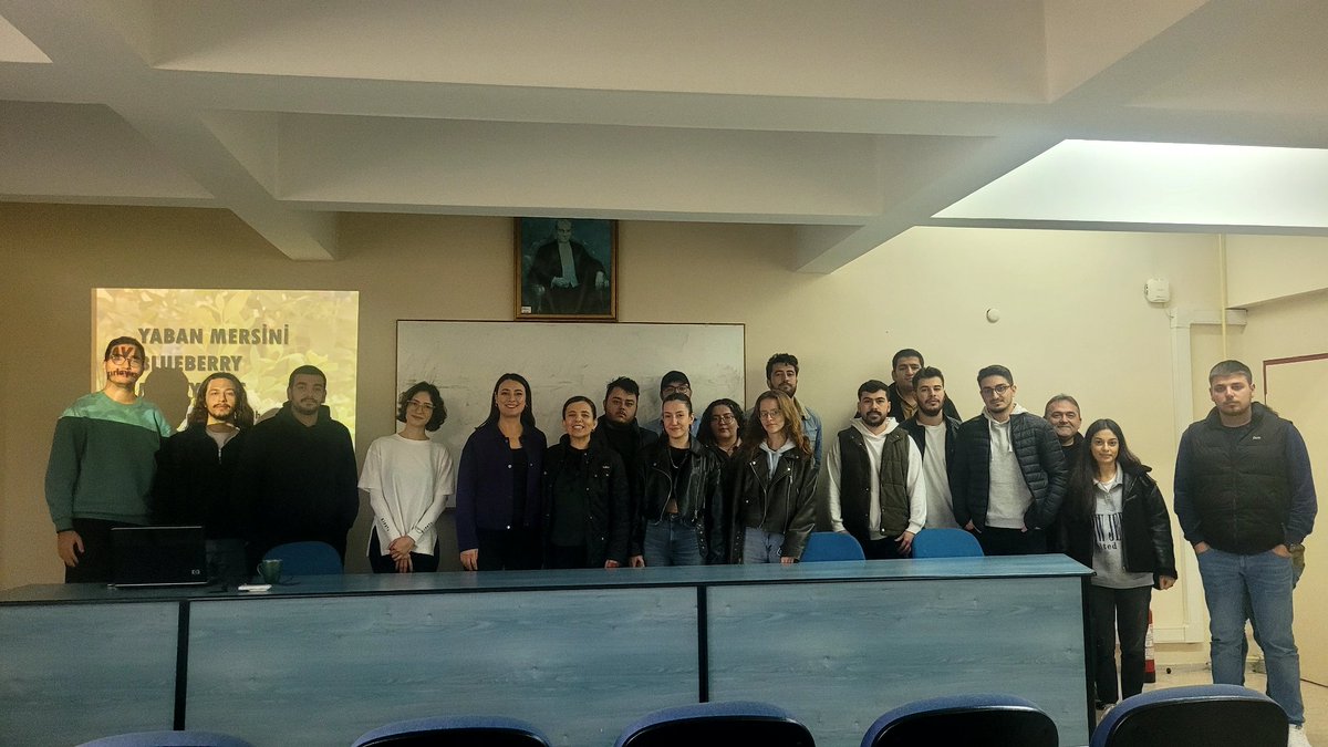 ayfer_hiz's tweet photo. Akdeniz Üniversitesi Ziraat Fakültesi Toprak Bilimi ve Bitki Besleme Bölümü hocalarımdan sayın Dr.Öğr. Üyesi İnci TOLAY hocamızın Sektör Uygulamaları dersine konuk oldum. Sektöredeki tecrübelerimi severek paylaştım 🫐💜
#blueberry #yabanmersini #maviyemis https://t.co/viSEXcwXYA