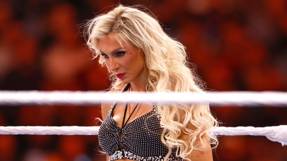 ClubDeWWE's tweet photo. 🔙 Charlotte Flair esta más cerca que nunca de regresar a los cuadriláteros. 

Recientemente se supo que estuvo en la sede de WWE realizando sesiones de fotos para su regreso. https://t.co/GXkclbMVjA