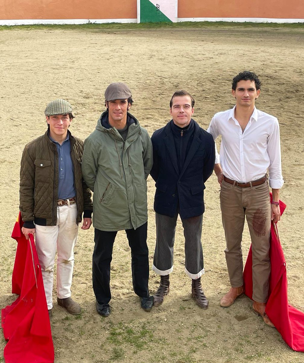 🔴 Nuestros alumnos, López Ortega y Joaquín Manzur han participado en un tentadero en Baltasar Ibán.

Han compartido las labores de tienta con los matadores de toros, Morenito de Aranda y Javier Cortés.
