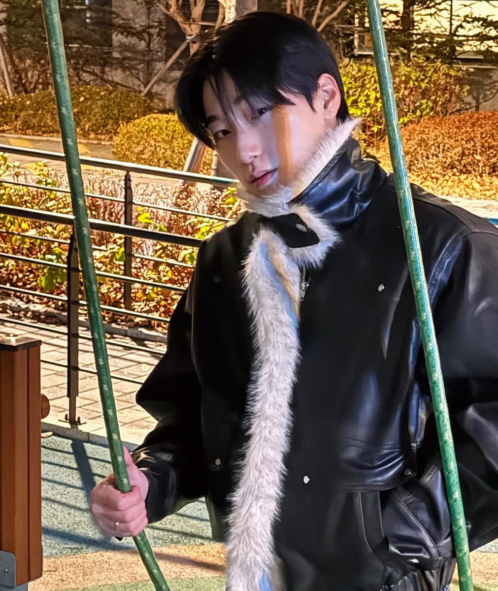 atiny5550502's tweet photo. ⛰️寒いからさ...迎えにきた
ってサンちゃん⛰️😭ありがとう嬉しい。。

⛰️さみーし...ブランコ乗ってく？？

ってブランコしたら風の抵抗受けて寒いよサンちゃん。。🥹🥹🥹
でも可愛いから乗ってく！！

というない記憶呼び覚まされました（低脳妄想）
#ATEEZ #SAN #emotionalmemory https://t.co/D3Kaat2d6a