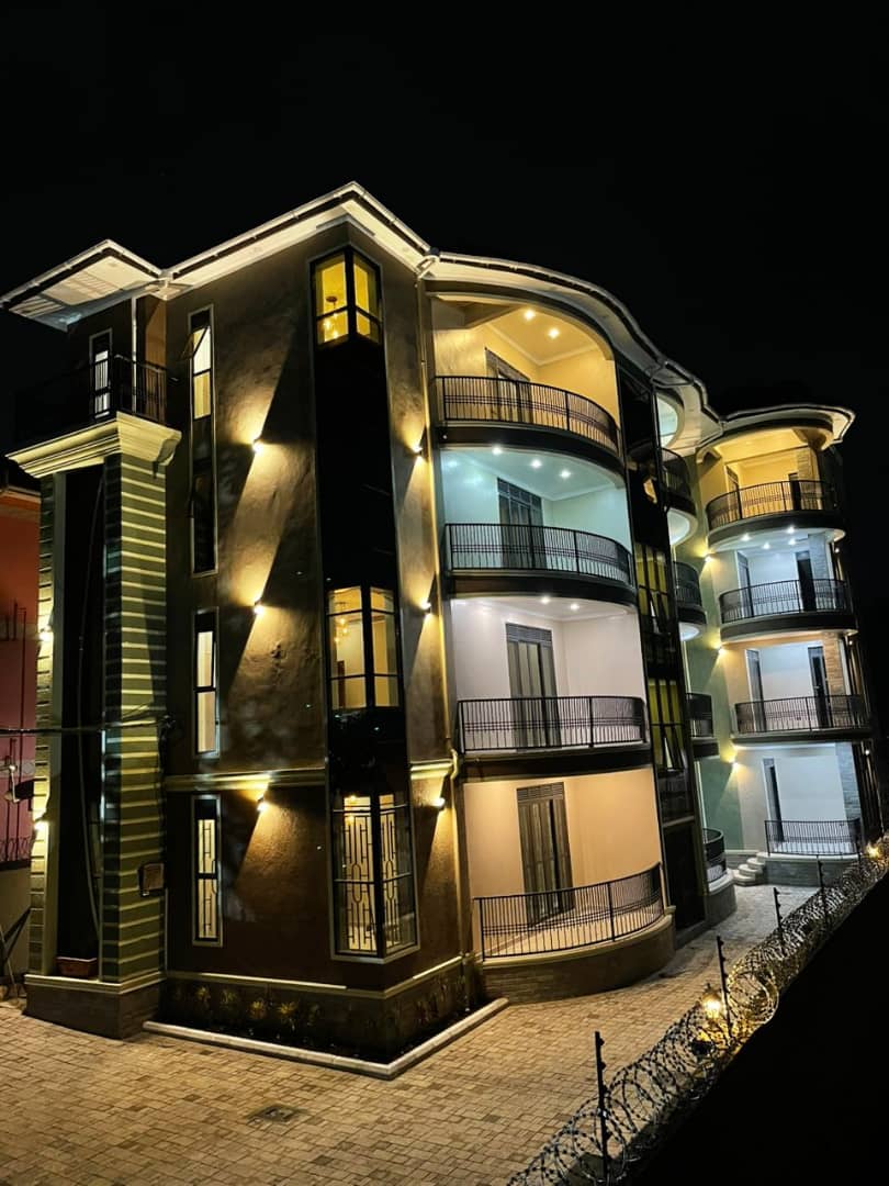 Ddiiro078's tweet photo. 💪🏽Apartments on quick sale👍🏿

Location: kyanja as you know 

12 units - 1 bedroom sitting room details ✍🏾
TOTAL income 13.2m
 Each unit at 1.1m
Land side12 units - 1 bedroom sitting room 
Rent is 1.1m total 13.2m 
              💪🏽
Price for sale - 1.55bn https://t.co/DCKsKqWT2t