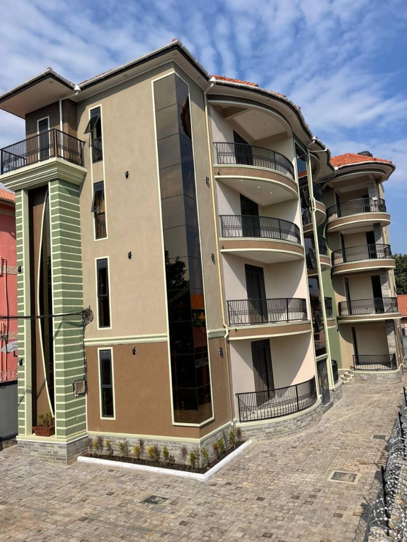 Ddiiro078's tweet photo. 💪🏽Apartments on quick sale👍🏿

Location: kyanja as you know 

12 units - 1 bedroom sitting room details ✍🏾
TOTAL income 13.2m
 Each unit at 1.1m
Land side12 units - 1 bedroom sitting room 
Rent is 1.1m total 13.2m 
              💪🏽
Price for sale - 1.55bn https://t.co/DCKsKqWT2t