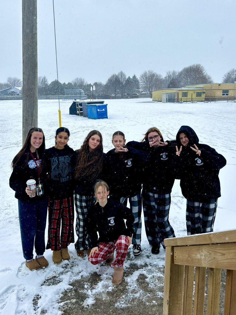 A cozy last day before winter break with my girls💙 We’re ready for a great 2025!🎉