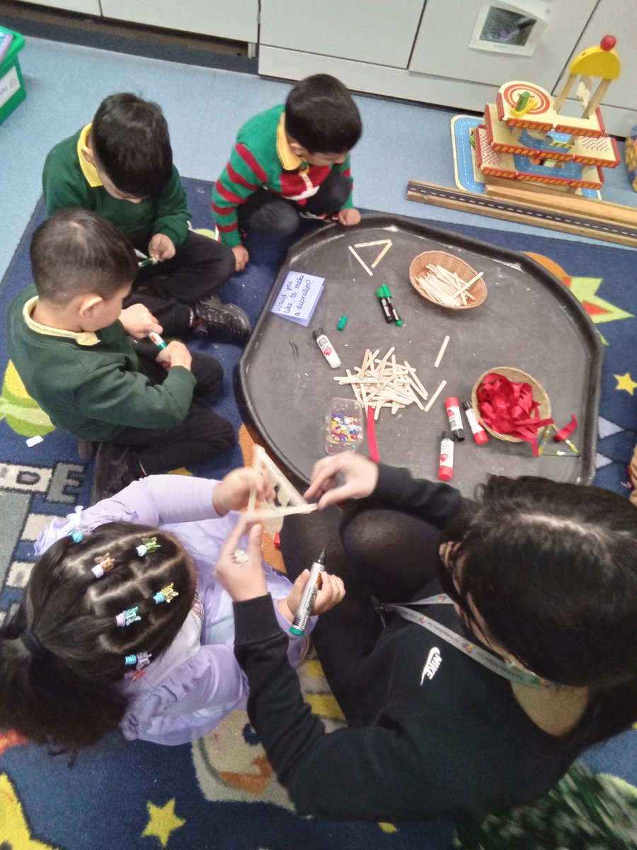 MMPS_Bradford's tweet image. Nursery Christmas Craft Day was a huge success! A big thank you to all the parents and carers who joined us—it was wonderful creating together! 🎨✨  #NurseryFun #CreativeMorning @PriestleyTrust