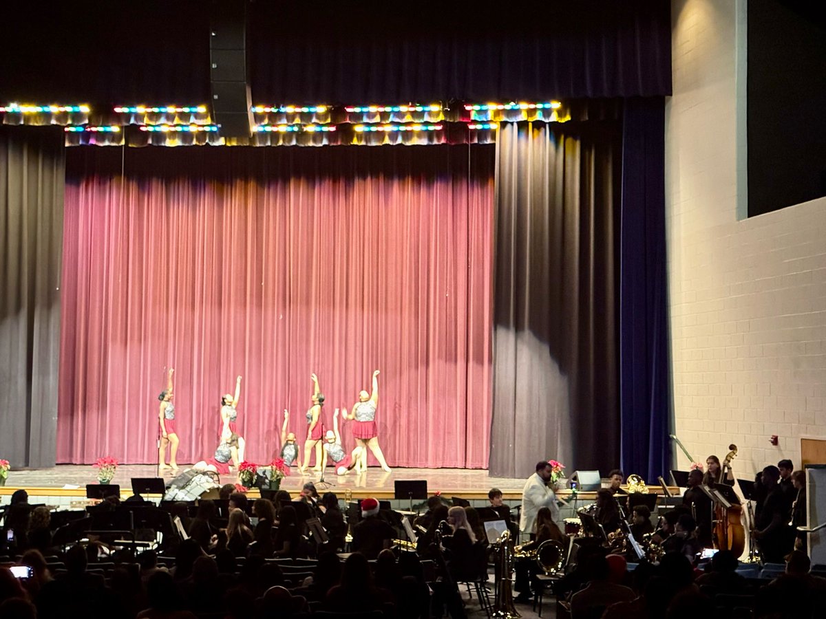 Woodside_Band's tweet image. Winter Concert season has officially ended after last night’s Annual Holiday Arts Happening. This year was extra special since we got to have our Jazz Band play live while Woodside Dance performed. A huge shoutout to Mrs. Insley for joining in with us on Sleigh Ride!
#NNPSProud