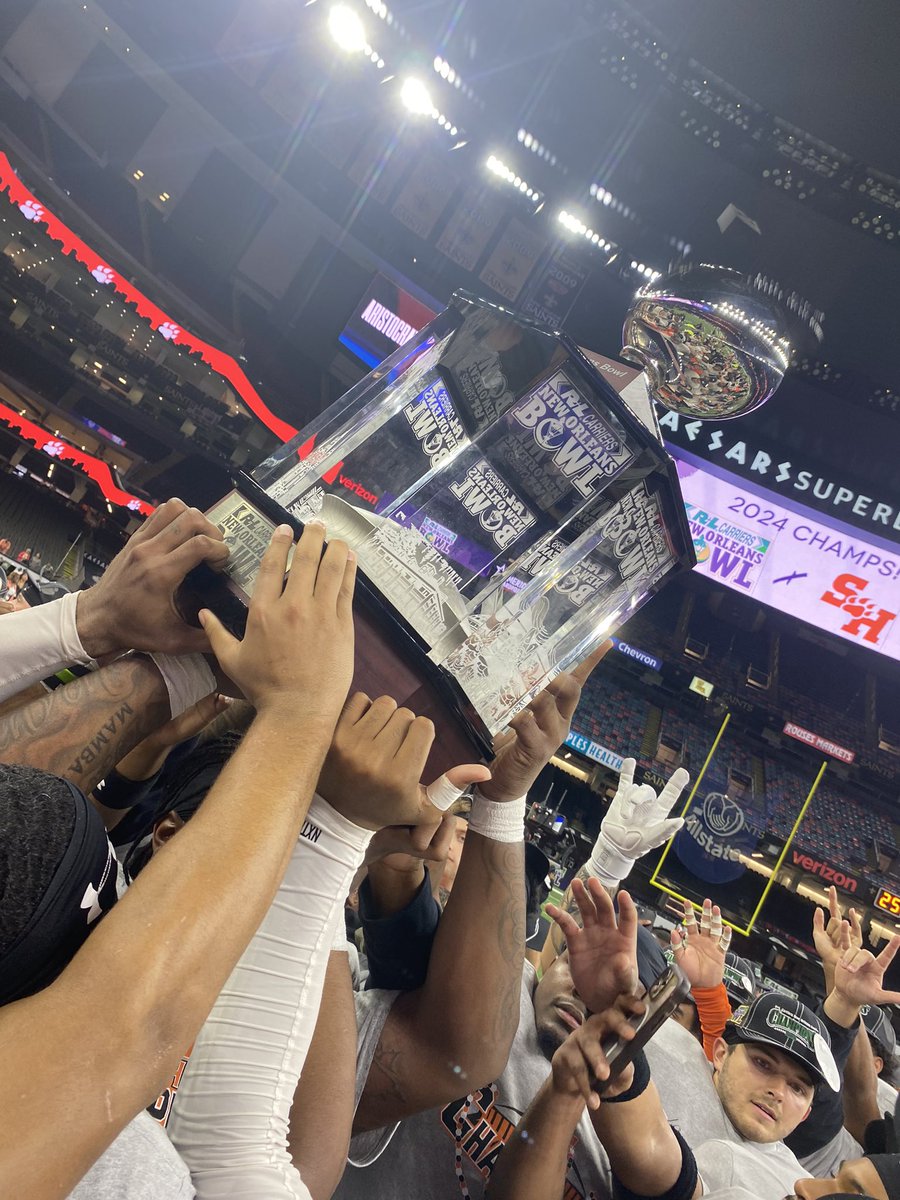 jaden9hillips's tweet photo. Woke up a champ💍😌 #NewOrleansBowl #EatEmUpKats https://t.co/PCcB6kIRTp