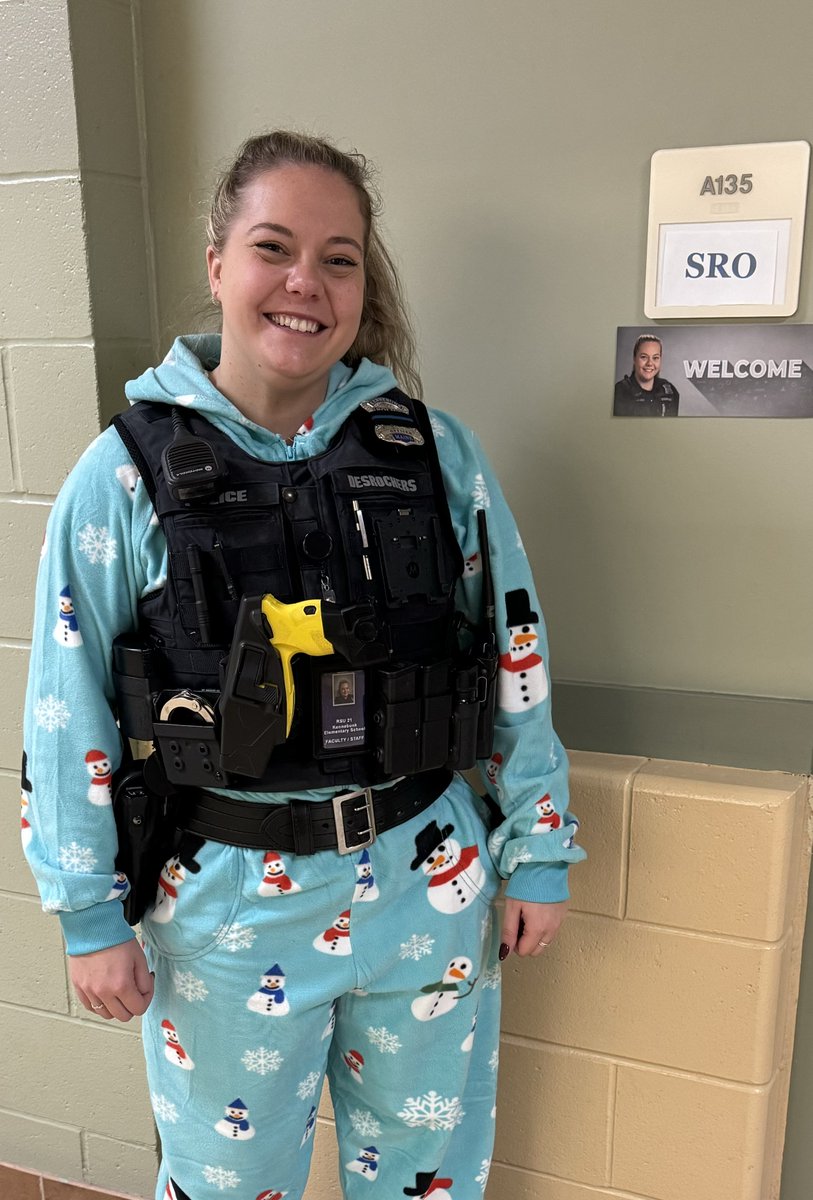 KbunkElementary's tweet photo. Our School Resource Officer is both prepared and comfy for the KES Comfy Clothes Spirit Day...
Happy Holidays, Everyone! https://t.co/S3HmRTnzqY