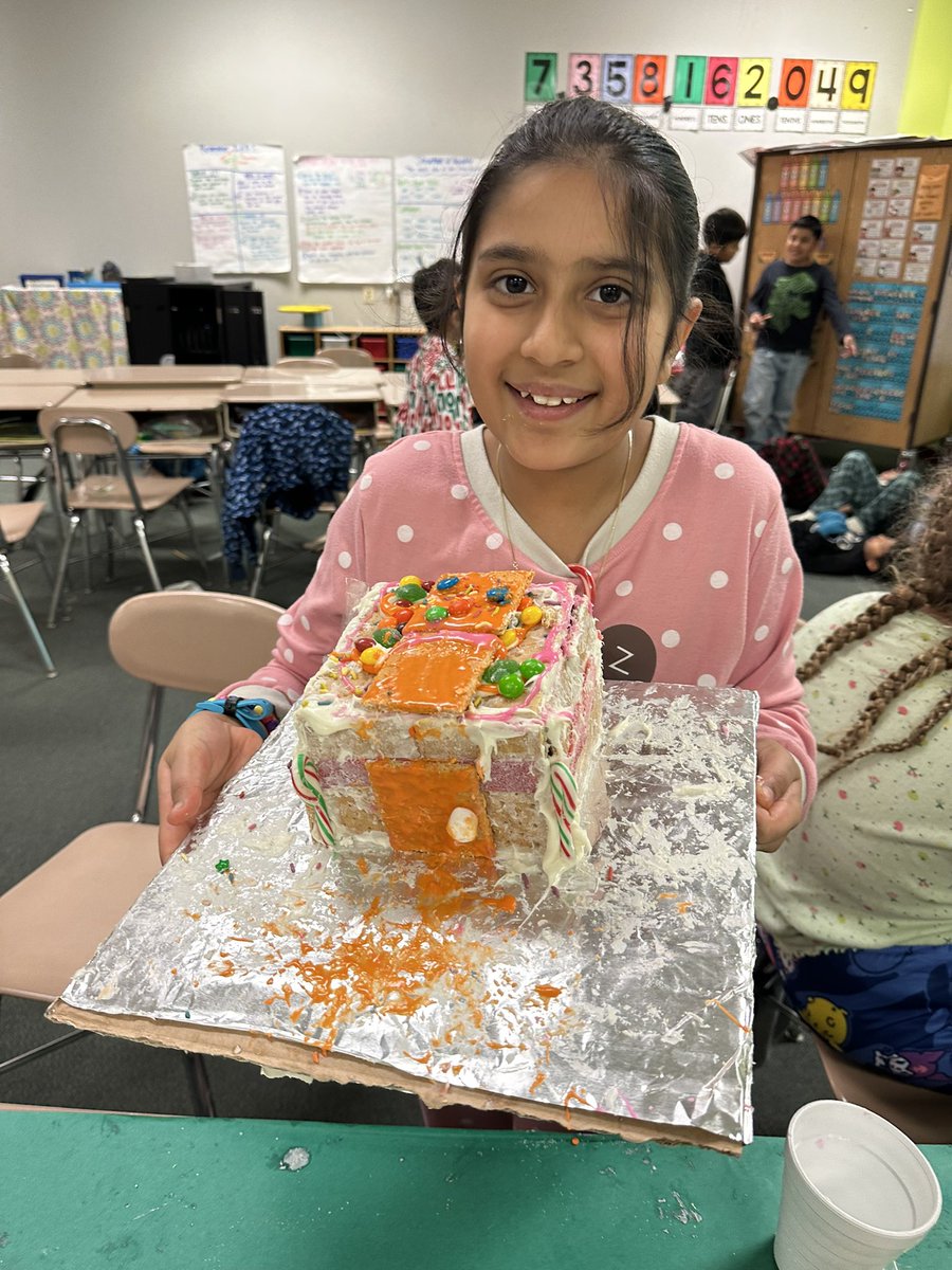 We had so much fun building gingerbread houses for our CARY reward this morning! We filled up 5 cards and earned our first chameleon!