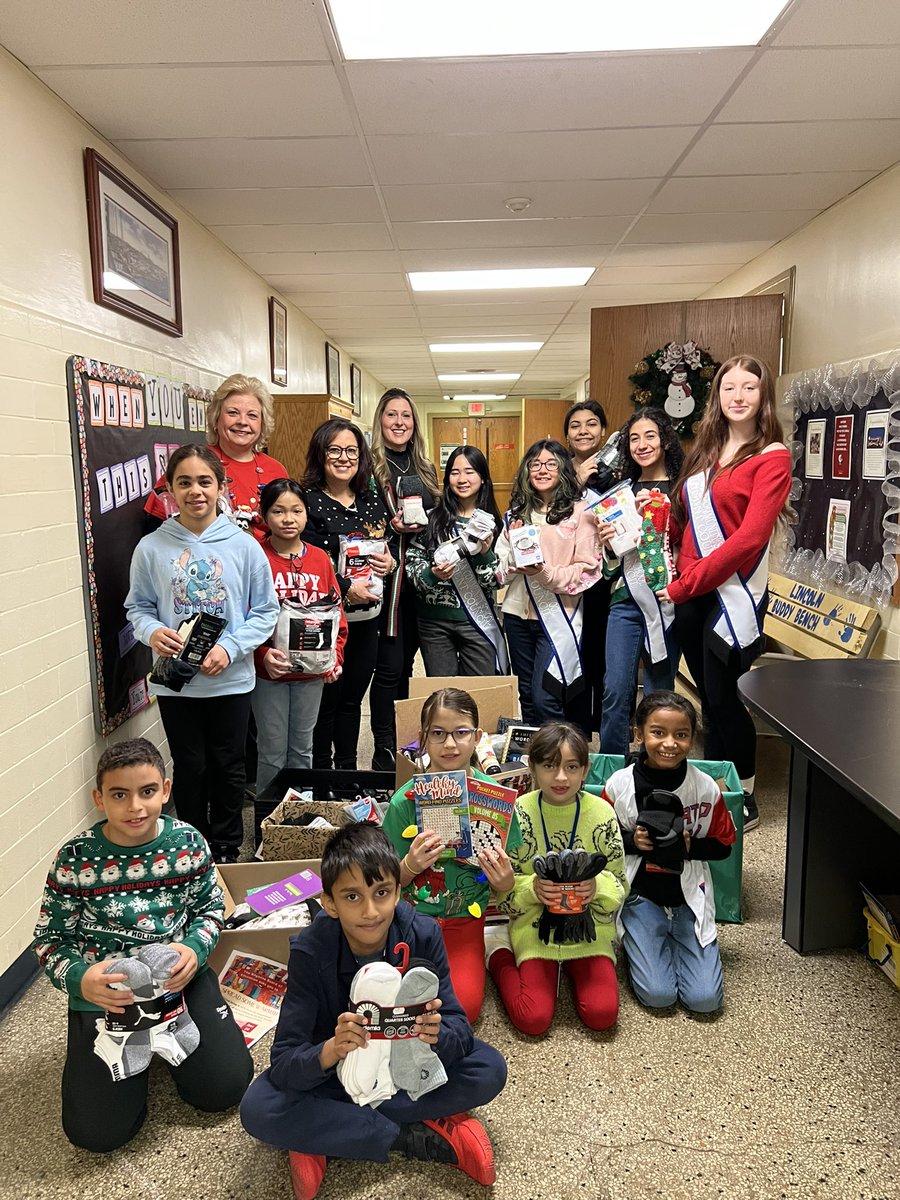 LincolnLions5's tweet photo. “Sock it to a Veteran” is all packed up and ready to go! Thank you so Student Council for helping to promote this great program! 💙🦁 #GoLions @BayonneBOE https://t.co/a7xHfDzmLn
