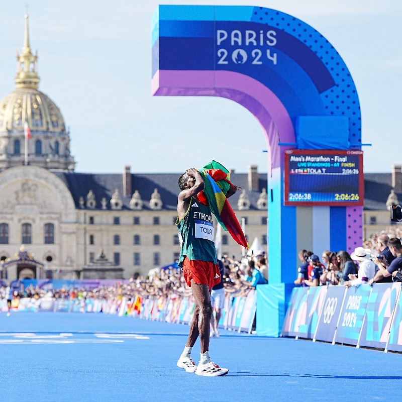 WorldAthletics's tweet photo. Gets a call 2 weeks before the Olympics 📞

Steps in for an injured teammate 🇪🇹

Runs the toughest marathon course in Olympic history 🥵

Wins gold in an Olympic record 2:06:26, Ethiopia's only gold at Paris 2024 🏅

Legend.

Read all about Tamirat Tola's 2024 in numbers ⬇️