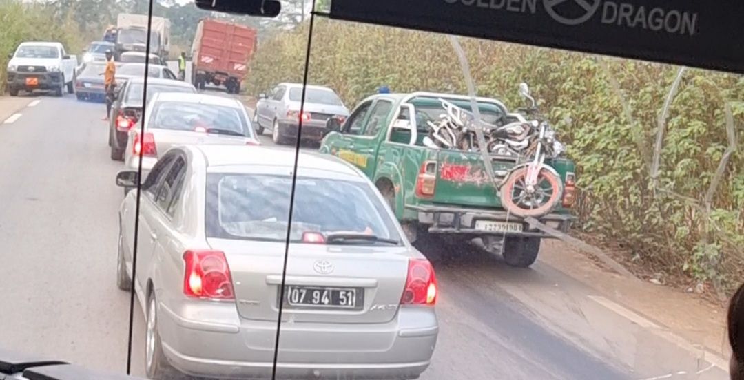 Accident ce 20/12 à 2km avant Goufan I (Bafia, Mbam-et-Inoubou, Centre) sur l'axe Yaoundé Bafoussam. Un camion percute violemment une moto.

Bilan: 2 morts et 1 blessé TRÈS grave.