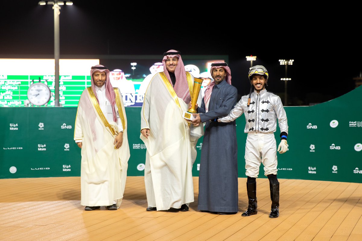JockeyClub_SA's tweet photo. الشوط العاشر - الحفل 68 

كأس وزارة التعليم 🏆

 سعادة المهندس اياد القرعاوي مساعد الوزير للتعليم الخاص والاستثمار يقدم الكأس للمدرب أحمد الشايع

الجواد الفائز: قواك الله 🏇

ألف مبروك 👏🤩 https://t.co/Dm7CGNbp3N
