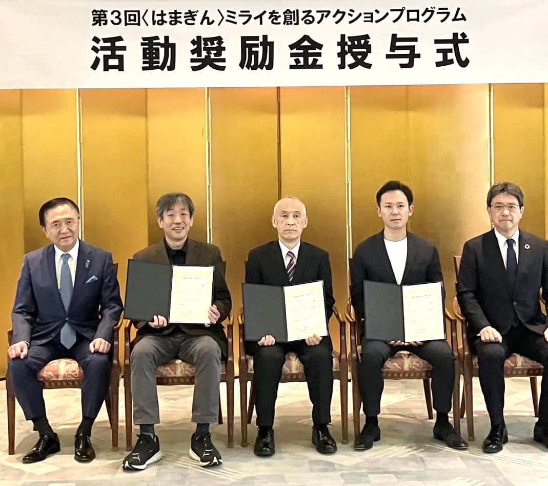 ★第3回〈はまぎん〉ミライを創るアクションプログラム～こどもの未来を支援する活動～★に採択いただきました！横浜銀行・片岡さん、神奈川県知事・黒岩さんよりお言葉までいただき感謝の気持ちで一杯！期待にしっかりお応えできるよう「認定NPO法人キッズアートプロジェクト」の活動がんばりますっ！