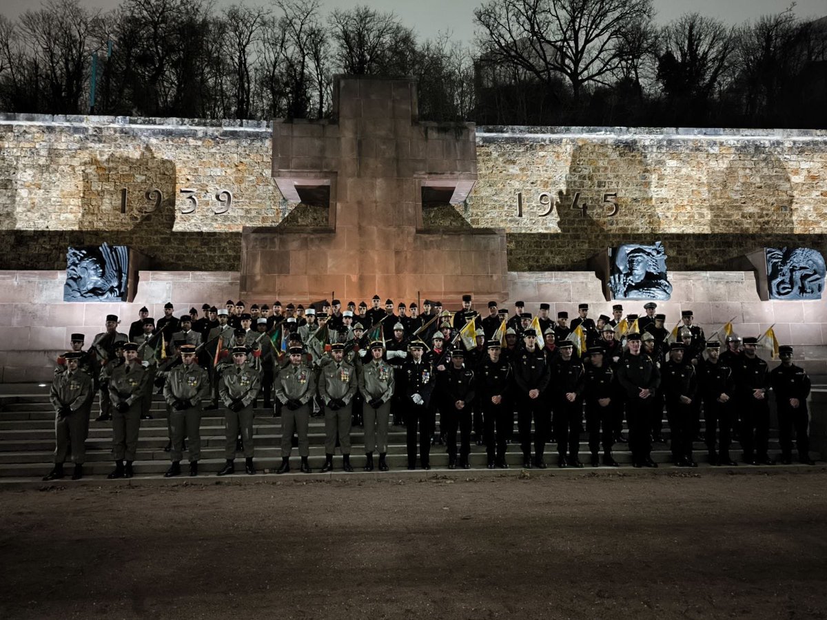 CDC1REG's tweet image. Les officiers du #1REG étaient honorés d’être invités à participer à la Sainte Barbe avec leurs camarades sapeurs du 3GIS de la BSPP @PompiersParis 🔥🚒

Un moment de fraternité d’armes entre bâtisseurs et sauveteurs, unis par des valeurs communes ! 🪖🤝⛑️