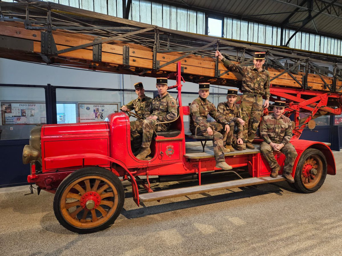 CDC1REG's tweet image. Les officiers du #1REG étaient honorés d’être invités à participer à la Sainte Barbe avec leurs camarades sapeurs du 3GIS de la BSPP @PompiersParis 🔥🚒

Un moment de fraternité d’armes entre bâtisseurs et sauveteurs, unis par des valeurs communes ! 🪖🤝⛑️
