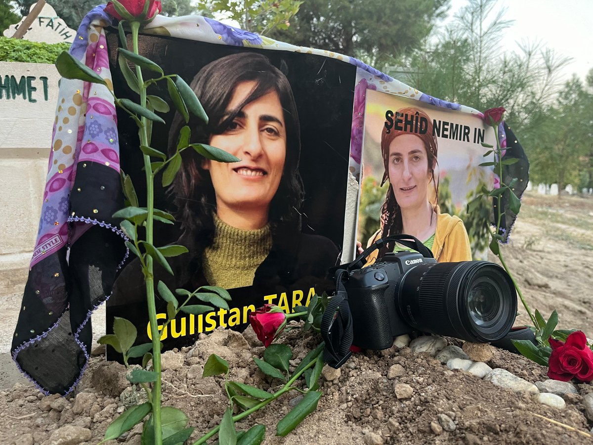 Cuatro periodistas kurdos perdieron la vida en ataques de drones turcos en los últimos cinco meses.
Turquía es un estado criminal.
#rojava