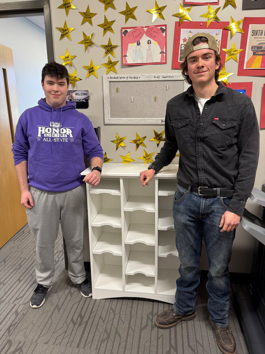 📚<a href="/SMNW_office/">SMNW Office</a> students partnered with Rhein Benninghoven Elementary to design and build a custom bookshelf for their office. The project blended creativity, problem-solving, and professionalism—showcasing the power of hands-on learning! 
Read more: smsd.org/about/news-arc…