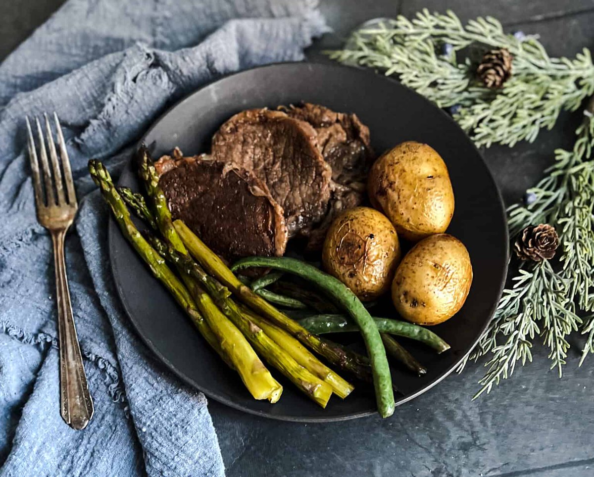 burntapples's tweet photo. Who says holiday dinners have to be complicated?
🍽 Get the recipe-
https://t.co/UddtaMUT9K
#5IngredientRecipes #ChristmasDinner #HolidayCooking #FestiveEats #SimpleAndDelicious https://t.co/BHSIaM85gb