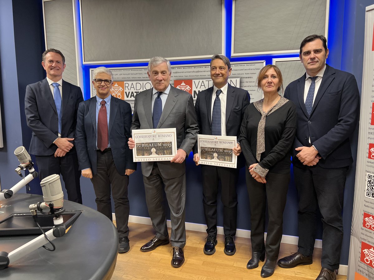 Davide Dionisi (@davidedionisi_) on Twitter photo Visita di <a href="/Antonio_Tajani/">Antonio Tajani</a> <a href="/ItalyMFA/">Farnesina 🇮🇹</a> ai media vaticani <a href="/oss_romano/">L'Osservatore Romano</a> <a href="/Rvaticanaitalia/">Radio Vaticana</a> <a href="/vaticannews_it/">Vatican News</a> <a href="/HolySeePress/">Holy See Press Office</a> "Sappiamo bene che ci sono un invasore e un invaso, ma è il momento di costruire una pace giusta" vaticannews.va/it/mondo/news/… Visita di <a href="/Antonio_Tajani/">Antonio Tajani</a> <a href="/ItalyMFA/">Farnesina 🇮🇹</a> ai media vaticani <a href="/oss_romano/">L'Osservatore Romano</a> <a href="/Rvaticanaitalia/">Radio Vaticana</a> <a href="/vaticannews_it/">Vatican News</a> <a href="/HolySeePress/">Holy See Press Office</a> "Sappiamo bene che ci sono un invasore e un invaso, ma è il momento di costruire una pace giusta" vaticannews.va/it/mondo/news/…