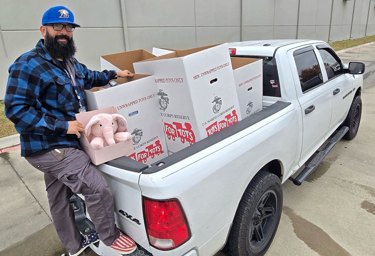 This holiday season, we're proud to come together as a company and give back to communities in need. 

Thank you to our Sellmark family for donating and a BIG thank you to Sergio Vazquez for spearheading our <a href="/ToysForTots_USA/">Toys for Tots</a> campaign this year! 

It's inspiring to see the passion