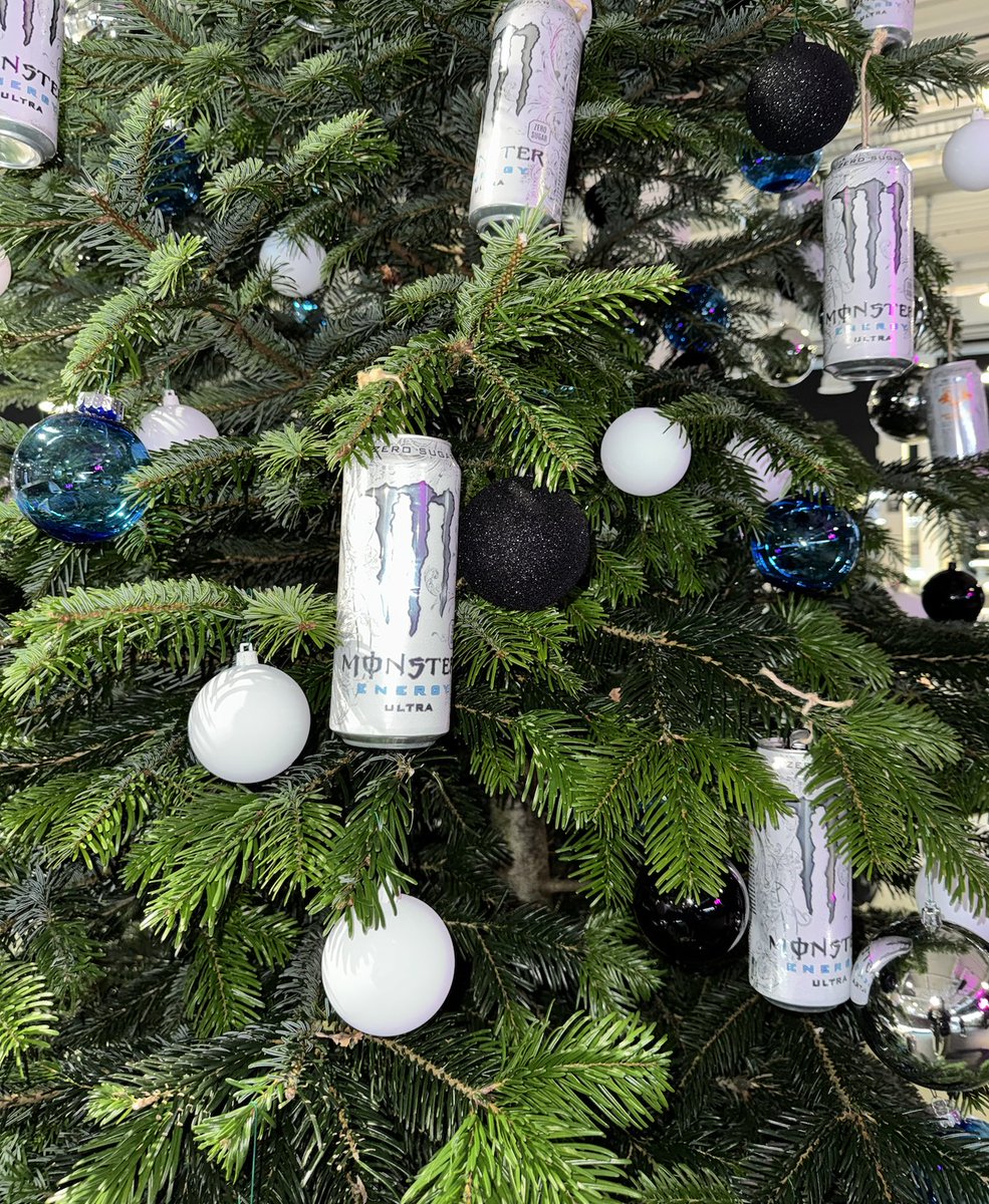 Gymshark's tweet photo. just finished decorating the tree https://t.co/wIDiLAE1hu