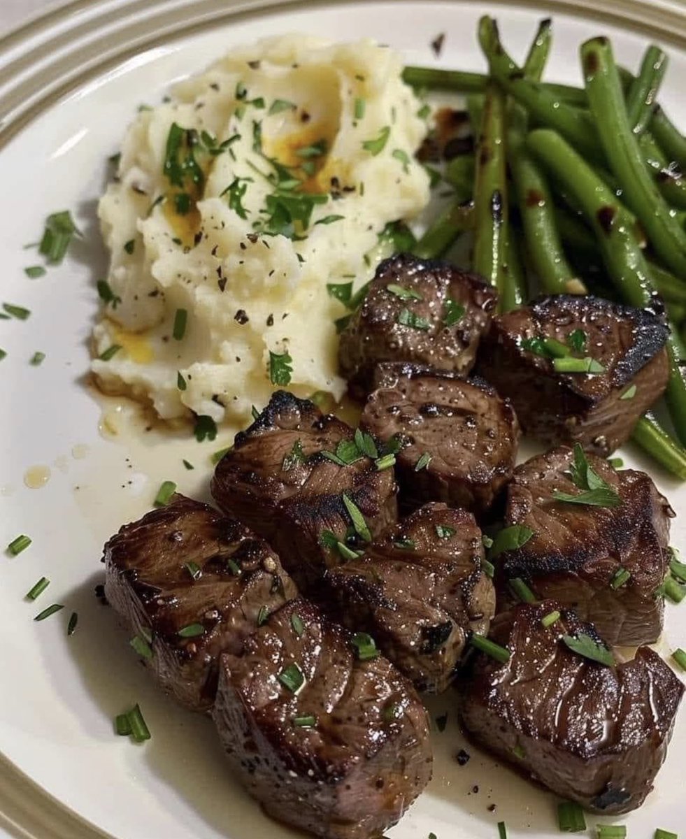 FoodPleaser's tweet photo. Garlic Butter Steak Bites, Mashed Potatoes, and Green Beans https://t.co/TE8F29SI3o