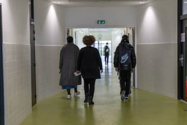 Les professionnels de l’Ecole s’attendent à ce que les parents transforment leurs enfants en élèves. Or les parents issus de milieux populaires ont du mal à répondre à ces attentes et subissent souvent des jugements sur leur manière d’éduquer leurs enfants cafepedagogique.net/2024/12/20/la-…