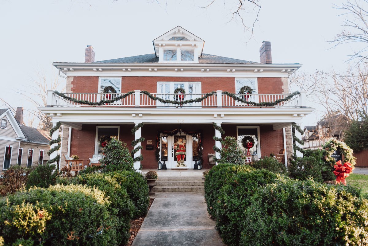 From your friends in Franklin, Tennessee, we wish you a very merry Christmas! 🎅
.
.
#FranklinTN #VisitFranklinTN #ChristmasinFranklin