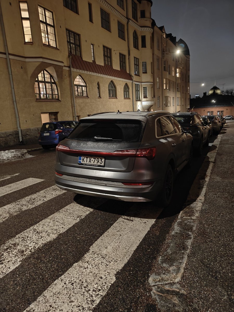 LaitinenMrs's tweet photo. Eiköhän tämä auto ansaitse tulla jo hinatuksi. #pysäköinti @helsinki @HelsinkiKymp @PoliisiHelsinki https://t.co/RvQR1vNvfD