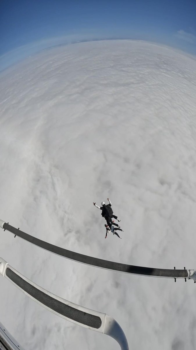 Have you ever thought about the feeling of flying? Skydiving allows you to surpass yourself and challenge the limits of courage. Every time you jump out, you redefine yourself. Embrace the unknown and become a better person! #parachute