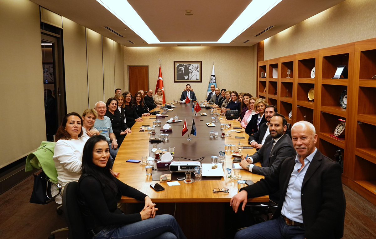 Mahallelerimizin sesi ve temsilcisi olan muhtarlarımızla belediyemizde bir araya gelerek verimli bir toplantı gerçekleştirdik.

Devam eden çalışmalarımız ve planladığımız projelerimiz hakkında fikir alışverişinde bulunduk. 

Tüm muhtarlarımıza teşekkür ederim.