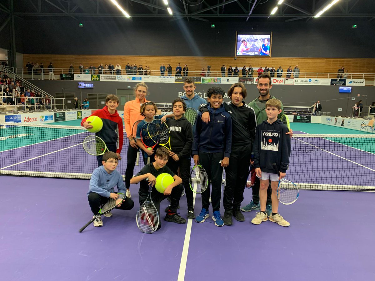 Vendredi 13 décembre, 8 élèves volontaires de la Section sportive #Tennis du <a href="/CollegeGeGaud/">Collège Gérard Gaud</a> ont pu jouer avec deux joueurs professionnels. Ils ont ensuite assisté à deux matchs de haut niveau. De beaux moments pour nos jeunes sportifs ! Merci au Comité Drôme Ardèche de Tennis !
