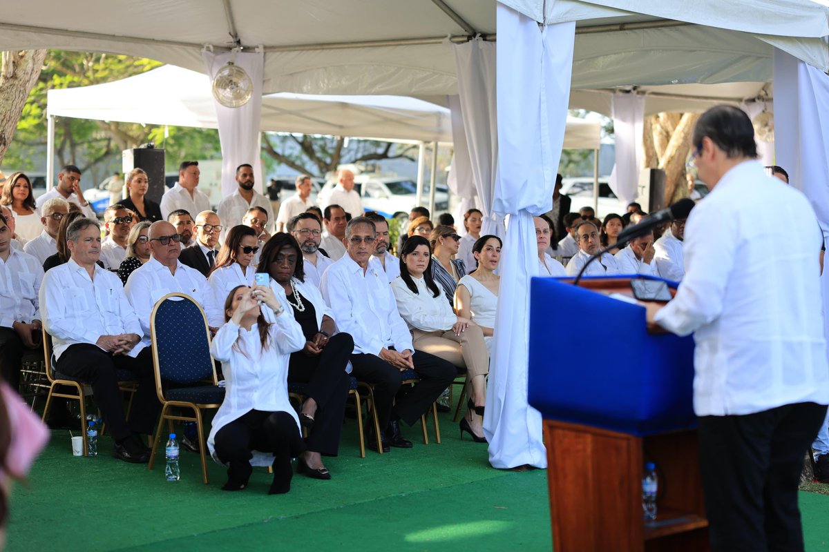 Hoy, en el Jardín de Paz, funcionarios del Gobierno y familiares recordaron a las víctimas del 20 de diciembre. Flores fueron colocadas sobre las tumbas como un gesto de respeto y cariño hacia quienes perdieron la vida en este triste momento de la historia.