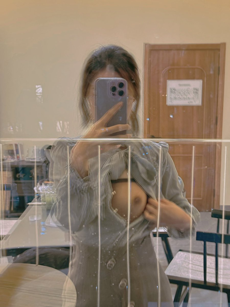 晚上和老板在茶室见客户
趁他们都没来 
我偷偷搞点颜色应该没人发现吧 🥺

@luchu888 
@ypzs888 https://t.co/GJvL9Tu0YH