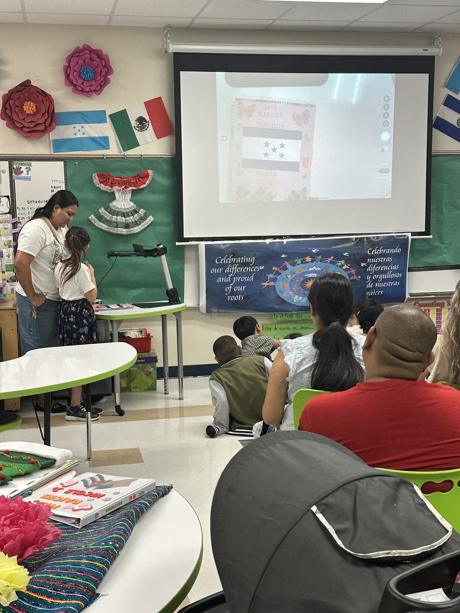 MISDMultilingue's tweet image. Beautiful Mis raíces/ My Roots book presentations &amp;amp; convivió @pmeseagles DL 2nd grade students proudly presented about their families and traditions. Cultivating &amp;amp; sustaining multilingualism &amp;amp; biculturalism @ManorISD 👏🏼👏🏼