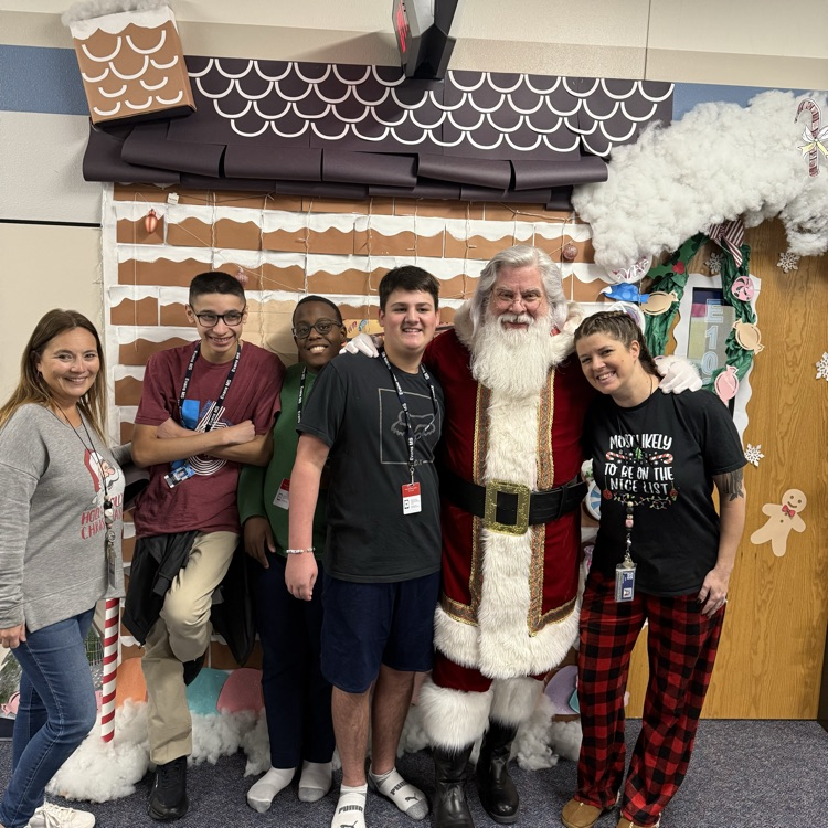 EvansPanthers's tweet photo. 🎅🎄 Evans has been so amazing this year, Santa made a special stop not once, but TWICE! Thanks for making this season so magical, Evans family! https://t.co/zhvzEVFlhi