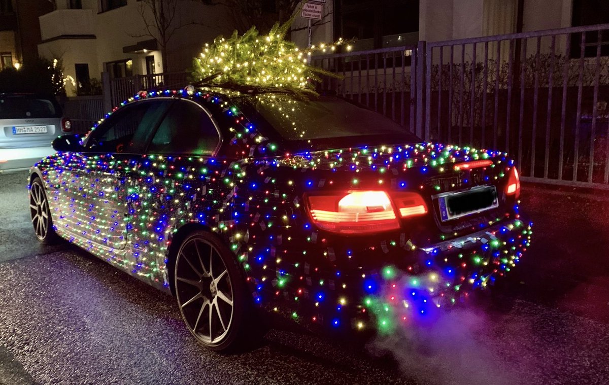 claudiusmaintz's tweet photo. Der Weihnachtsmann fährt BMW! Gesehen heute in Hamburg. Frohe Weihnachten! 🎄🎁 https://t.co/lbu5TirPTG