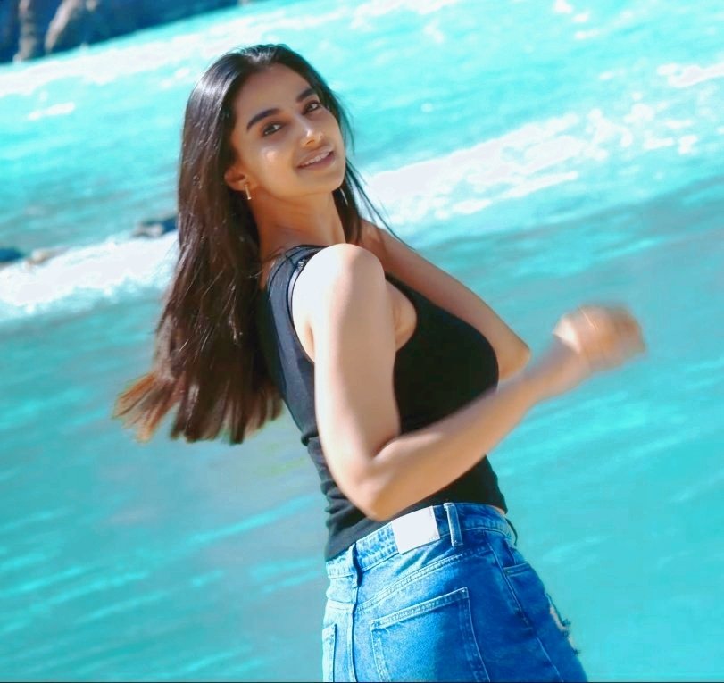 GfQjFjdWUAAViYE?format=jpg&name=900x900