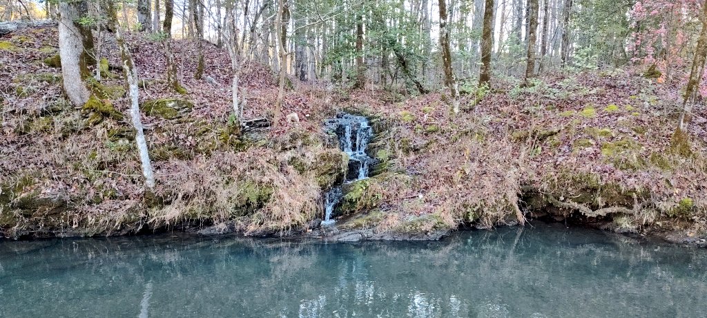 MsMindGuerilla's tweet image. A very productive morning. Gathered wood and spring water, saw gorgeous overlook and waterfall. No matter how hard life gets, keep going 🫂🕯️