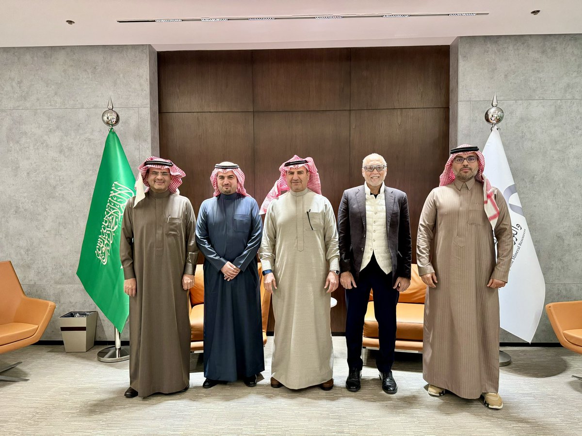 InoChemSA's tweet photo. إجتمع فريق من الشركة ممثلة في كلاً من عضو مجلس الإدارة د.باسل أبو شرخ و الرئيس التنفيذي م. تركي الشهري ومدير علاقات المساهمين أ.تركي القحطاني مع  معالي نائب وزير #الصناعة_والثروة_المعدنية لشؤون التعدين، م. خالد المديفر بمقر الوزارة بالرياض وتم تبادل المواضيع ذات الإهتمام المشترك. https://t.co/b0TUdJnIkD
