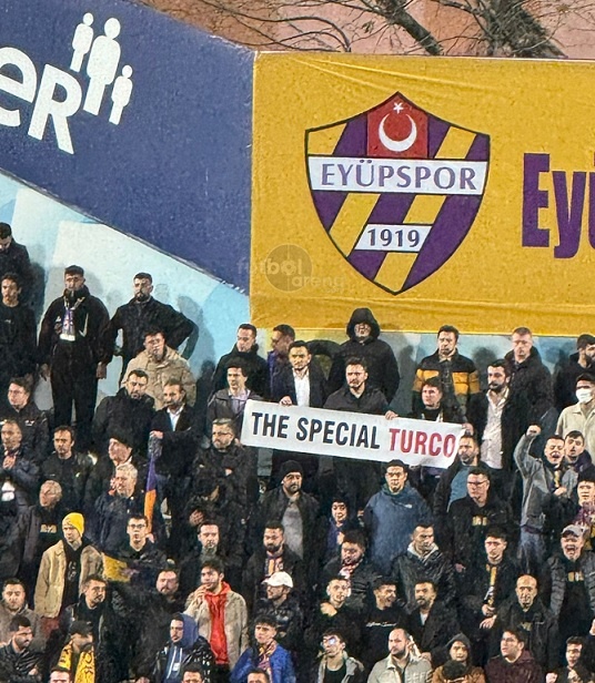 Eyüpspor taraftarlarından Arda Turan'a: "The Special Turco."