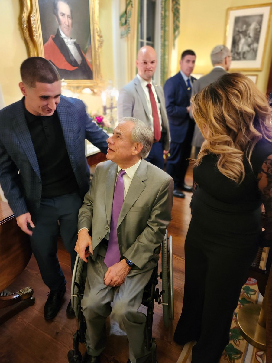 EYRonkcit's tweet photo. Great night at the #governorsmansion! https://t.co/osYAaK4JqZ