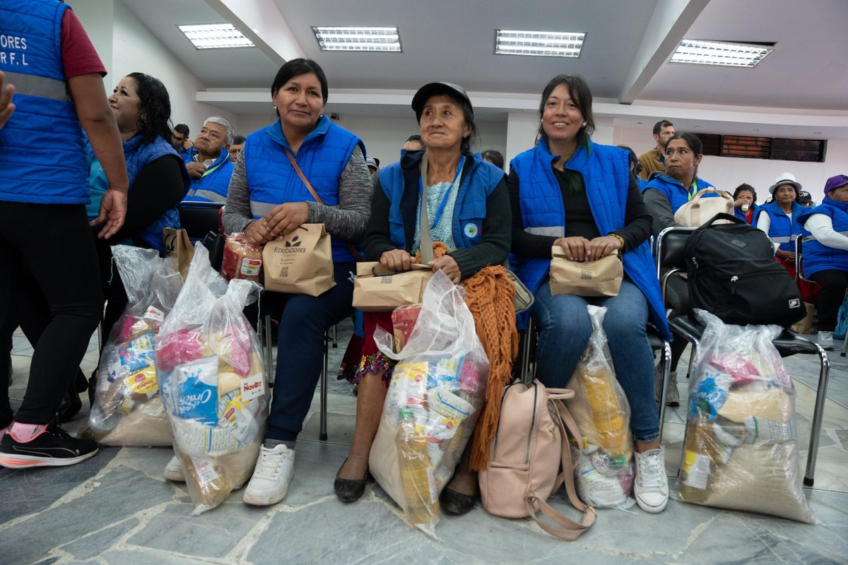 czamoramatute's tweet photo. ¡Ustedes, #recicladoras, son los verdaderos #héroes de nuestra ciudad! 🦸♀️♻️
🫶🎁 Hoy entregamos la #solidaridad de los cuencanos: los kits de alimentos resultado del canje de los #conciertos por las #FiestasDeCuenca. Así es, todos dimos una mano a quienes más lo necesitaban.
📈 Este año, #incrementamos el #fondo de apoyo para ustedes de 64.000 a 80.000, ayudándoles un poquito más a ustedes y a sus familias.
Qué hermoso es celebrar la #Navidad sintiendo su cariño y llevando sonrisas con #AmorPorCuenca ❤️💛